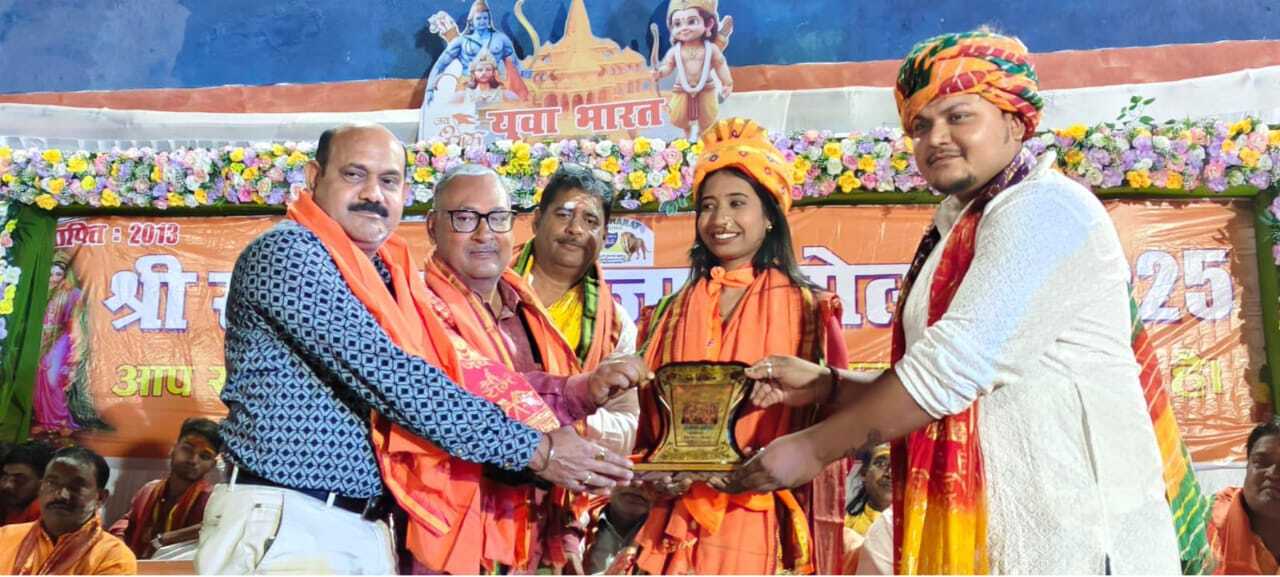 अखाड़े में कलाकारों ने दर्शनार्थियों को किया मंत्रमुग्ध