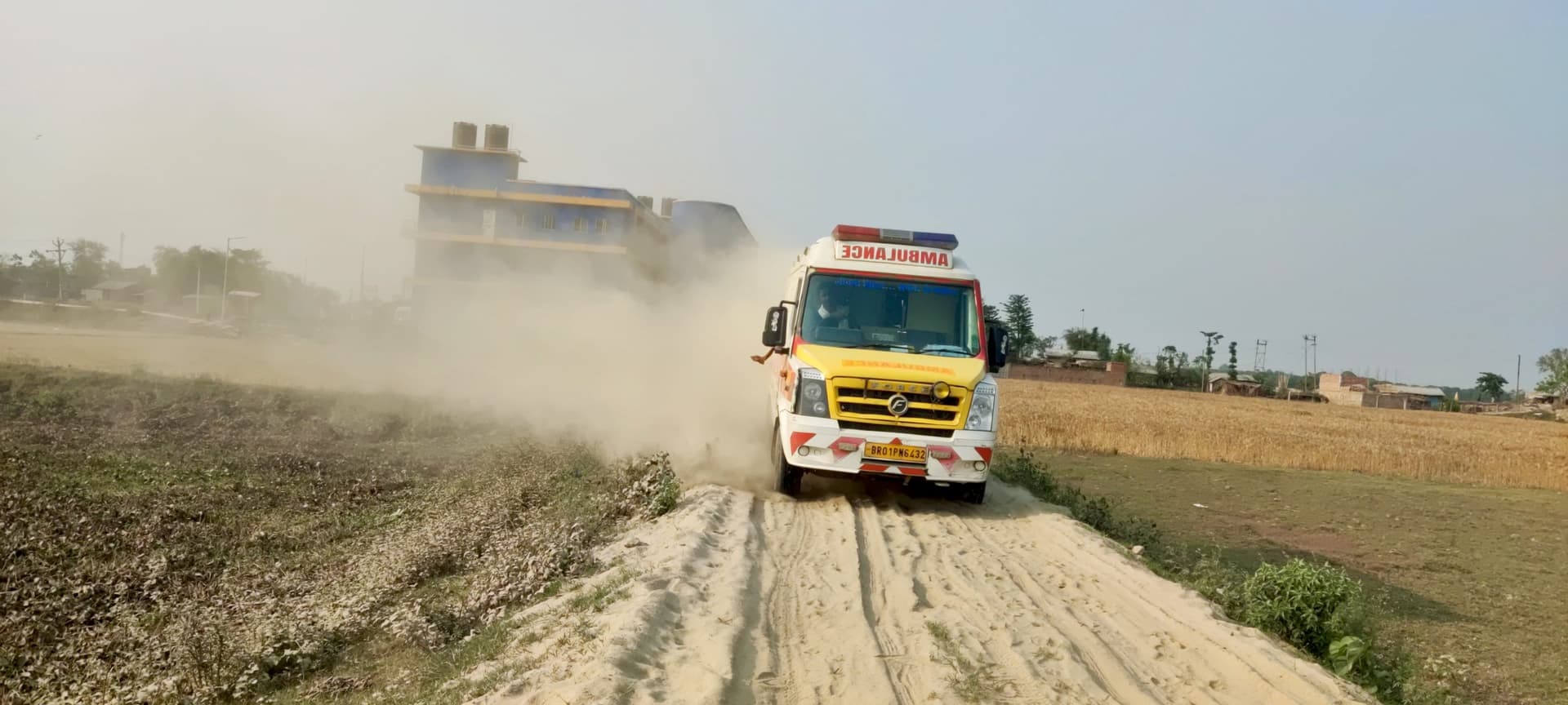 करोड़ों की लागत से निर्मित सीएचसी तक पहुंचने के लिए नहीं है सड़क
