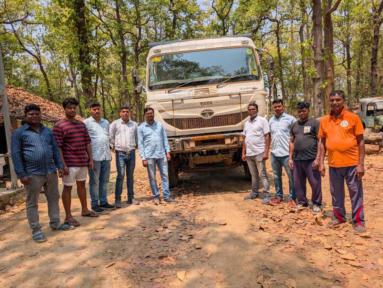 वन विभाग ने जब्त किया सखुआ की लकड़ी लोड हाइवा