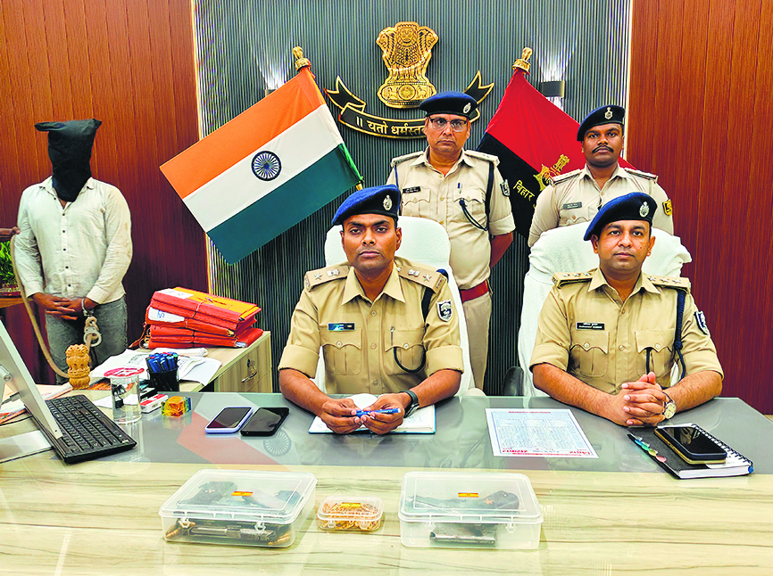 सोना लूटकर भाग रहे अपराधियों से हुई थी लूट छीनी गयीं दोनों पिस्टल और आभूषण बरामद