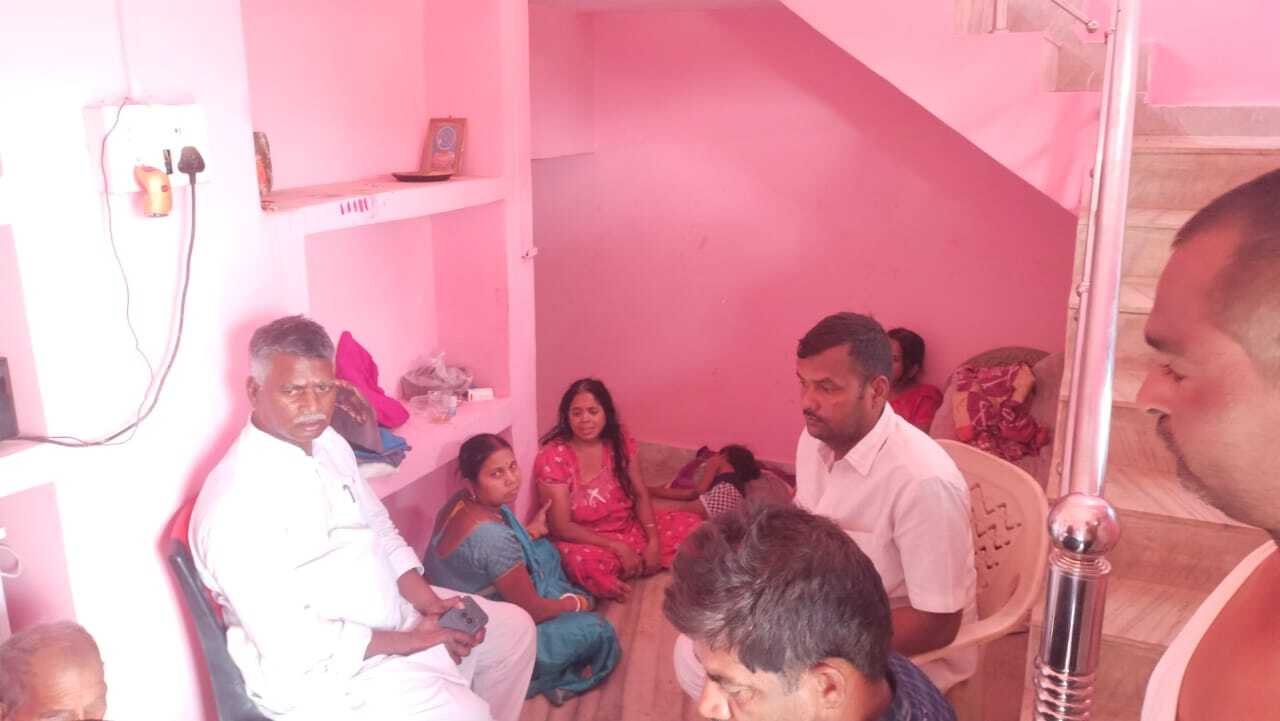 मृतक अतुल के परिजनों से मिले विधायक, बंधाया ढ़ाढस