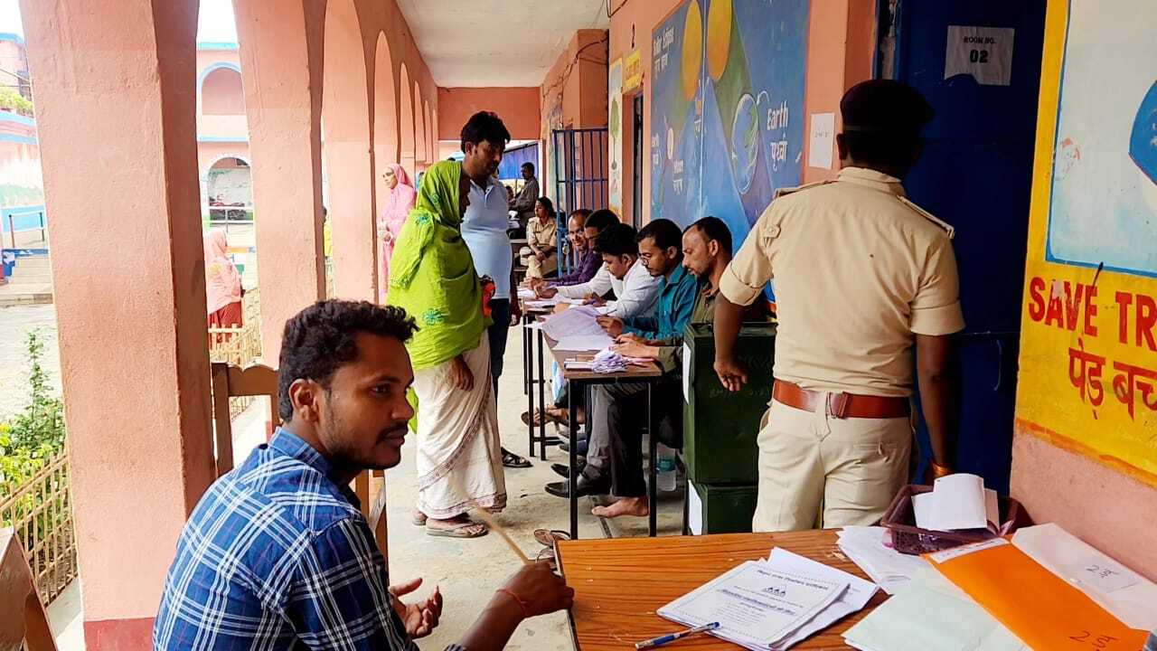 ठाकुरगंज प्रखंड के तीनों पैक्स चुनाव में 53 प्रतिशत हुआ मतदान