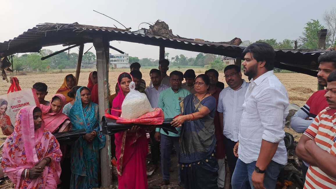 अग्नि पीड़ित परिवारों के बीच राहत सामग्री वितरित