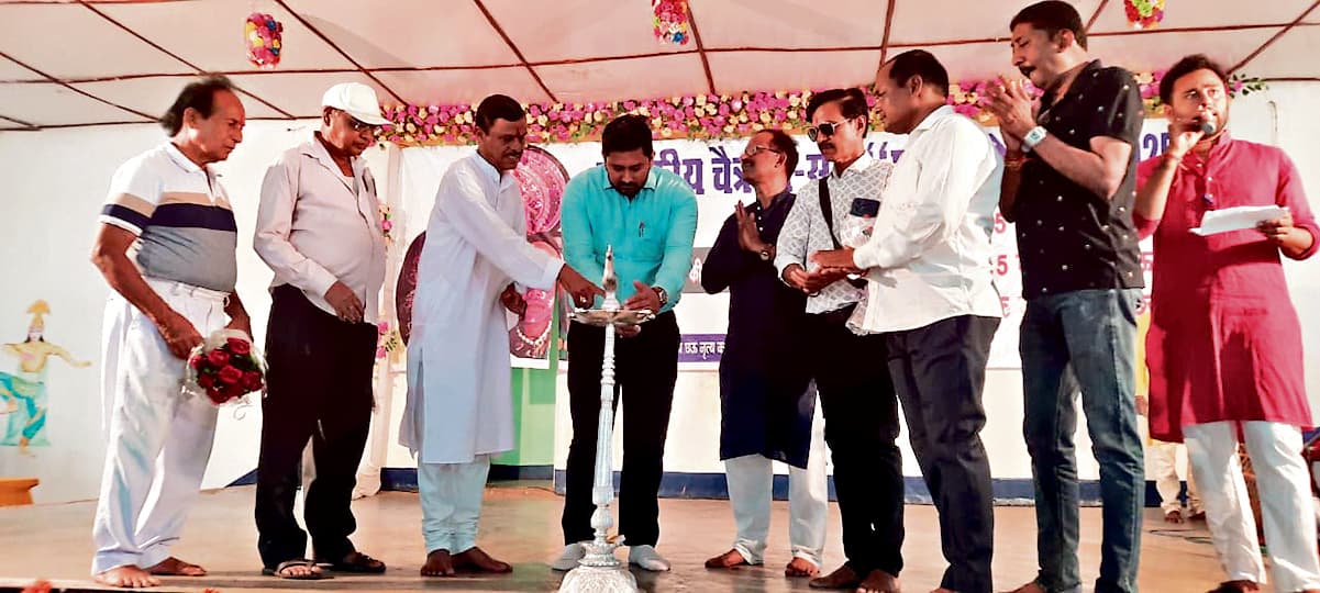 seraikela kharsawan news: छऊ नृत्य में खरसावां की धमक, देहरीडीह व रामपुर टीमों ने भी मारी बाजी seraikela kharsawan news: छऊ नृत्य में खरसावां की धमक, देहरीडीह व रामपुर टीमों ने भी मारी बाजी