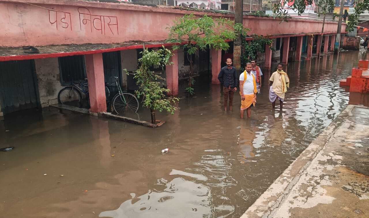 बारिश से नाले का पानी घरों में घुसा