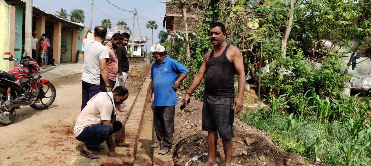 गुणवत्ताविहीन नाला निर्माण का ग्रामीणों ने किया विरोध, कार्य अवरुद्ध कर किया प्रदर्शन