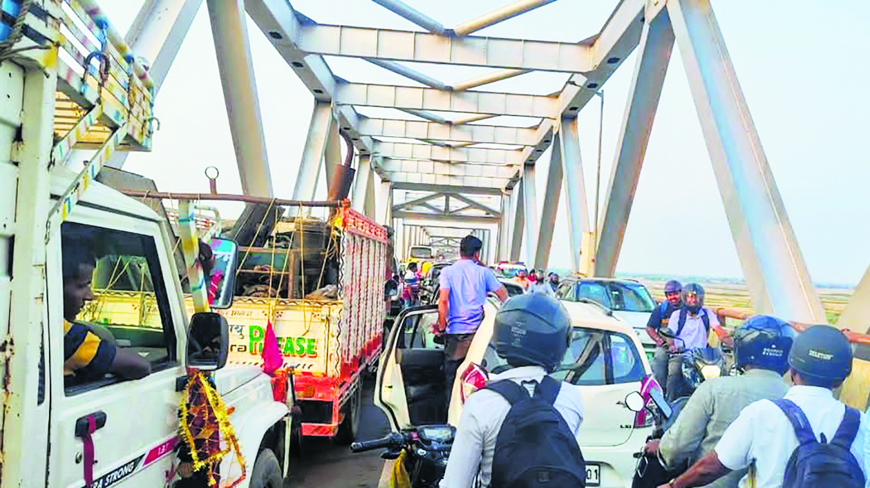 Saran News : जेपी सेतु पर जाम के कारण कई किलोमीटर तक फंसे रहे वाहन