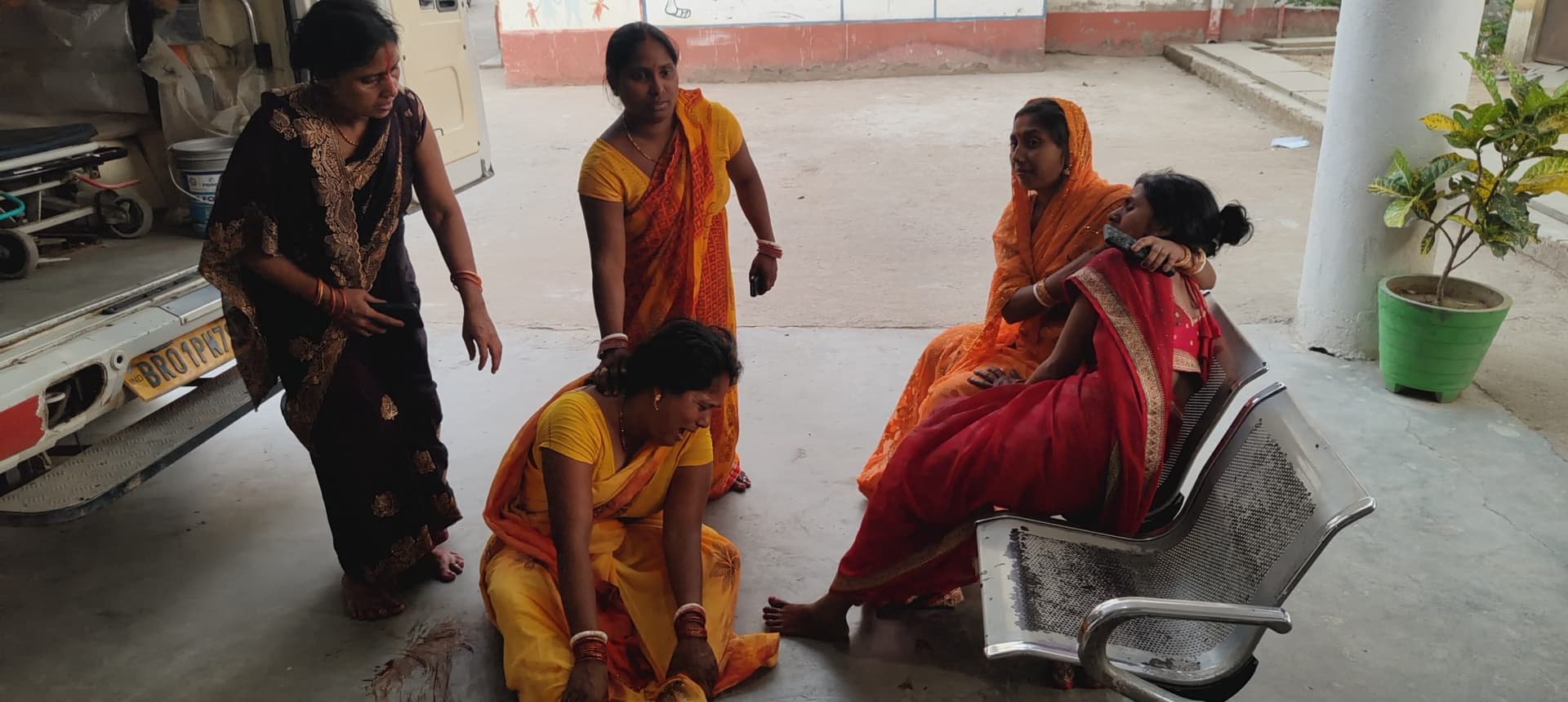 श्रद्धालुओं से भरा पिकअप बैरियर से टकराया, एक की मौत