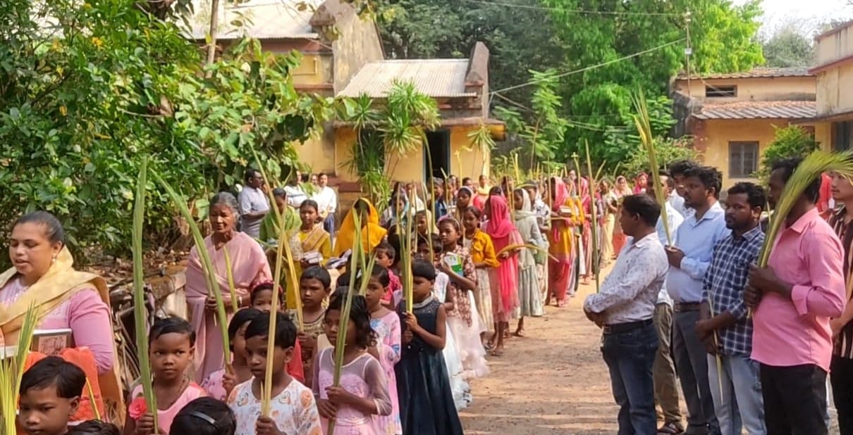 Palm Sunday: खजूर की डालियों के साथ मसीही समुदाय ने निकाली शोभा यात्रा