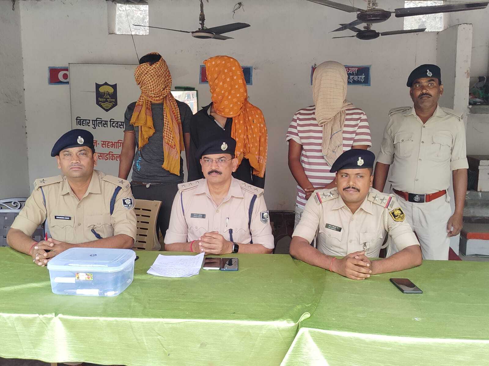 बेगूसराय से पिकअप लूटकर भाग रहे दो लुटेरा देशी कट्टा व कारतूस के साथ धराया