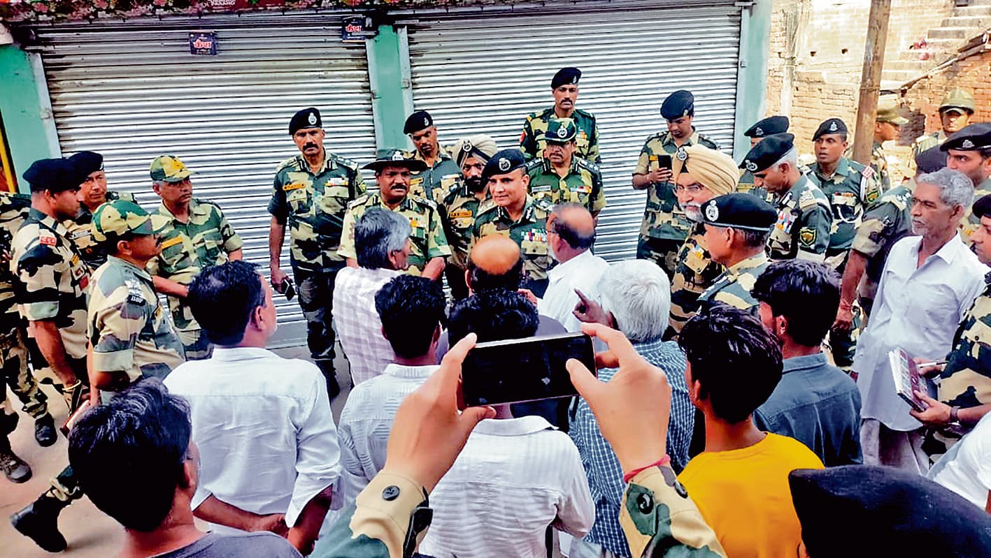 बीएसएफ के एडीजी ने मालदा व मुर्शिदाबाद में हिंसा प्रभावित इलाकों का किया दौरा