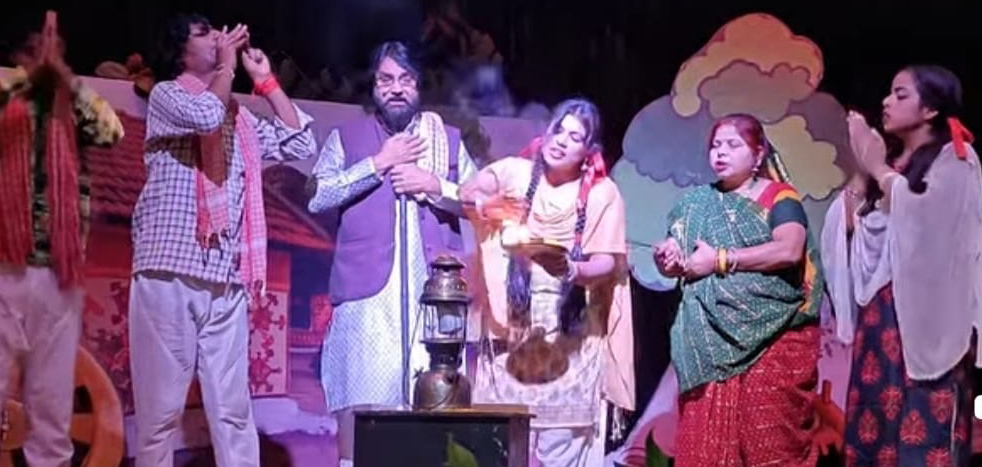 नाटक ‘पंचलाइट’ में कलाकारों ने दिखाये ग्रामीण परिवेश की झलक