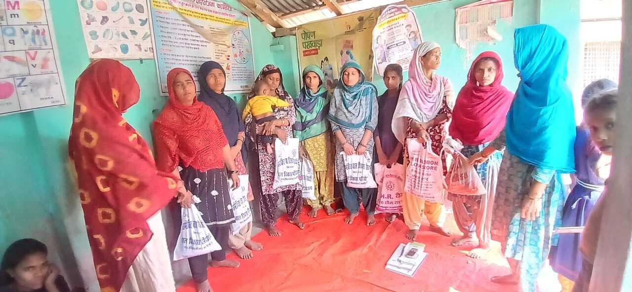 आंगनबाड़ी केंद्रों पर टेक होम राशन का वितरण