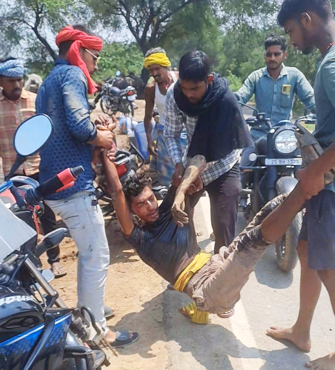 अनियंत्रित होकर ट्रैक्टर गहरे गड्ढे में पलटा, चालक सहित दो जख्मी