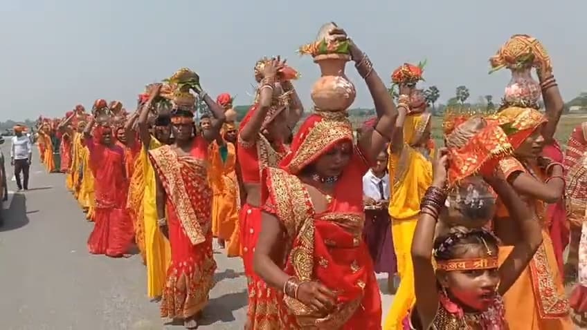 अष्टयाम के मौके पर निकाली गयी भव्य कलश यात्रा