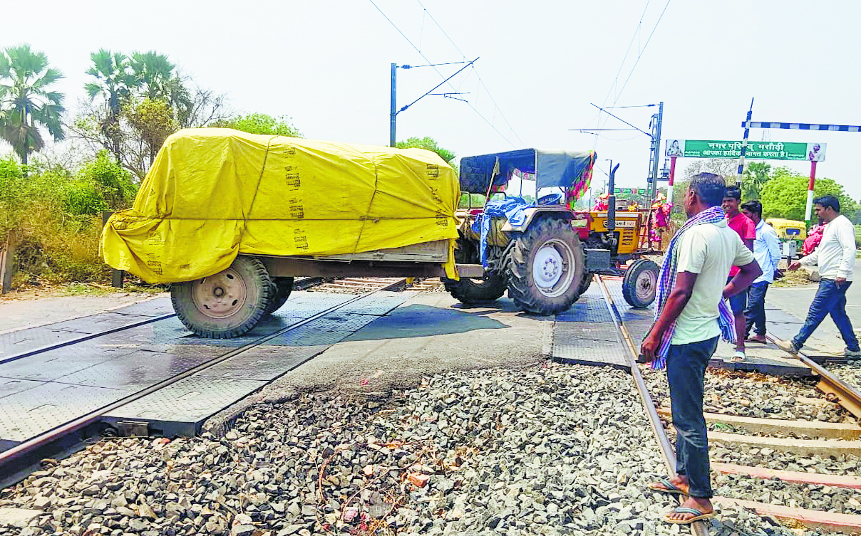 Jehanabad : रेलवे ट्रैक पर फंसा ट्रैक्टर, एक घंटा बाधित रहा ट्रेनों का परिचालन