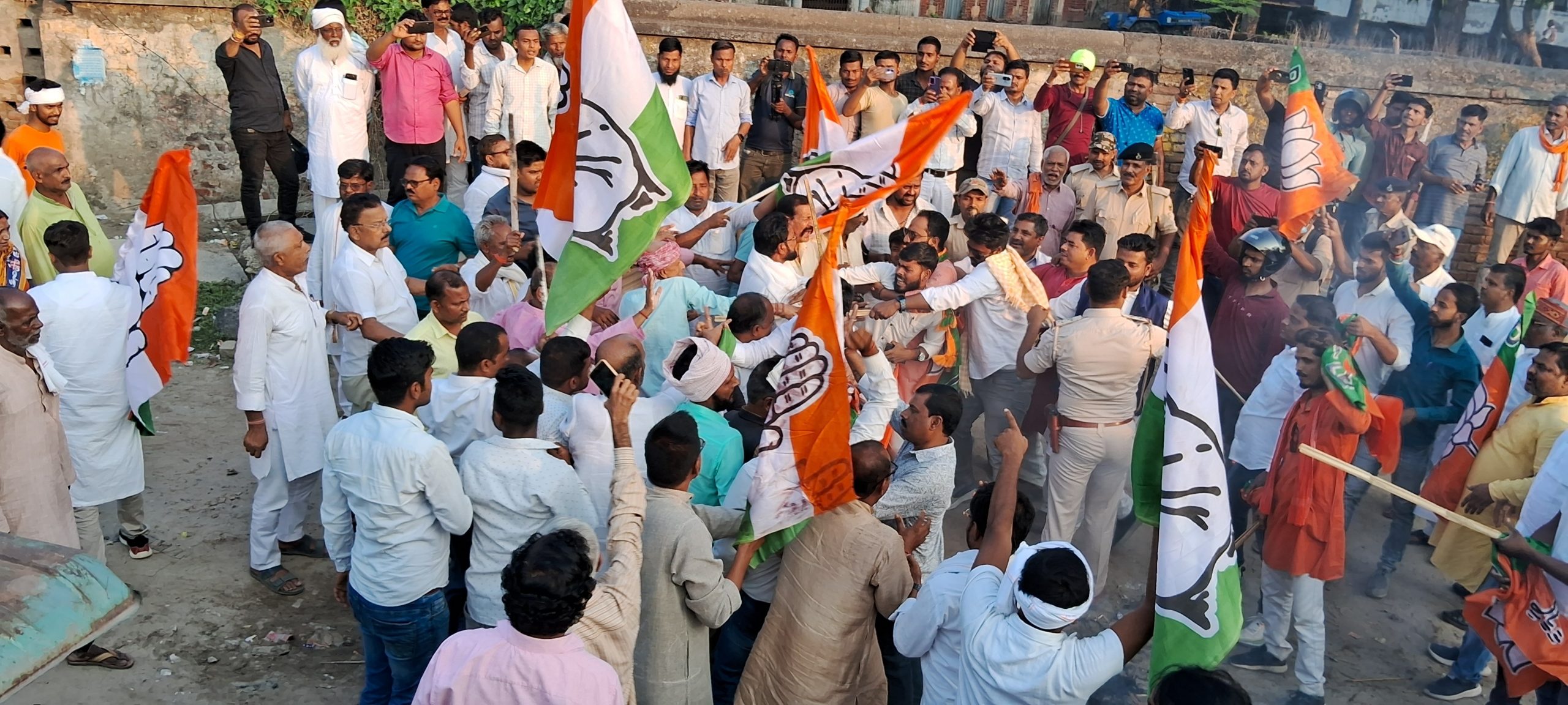 कांग्रेस कार्यालय के समीप आमने-सामने हुए भाजपा-कांग्रेस कार्यकर्ता, स्थिति तनावपूर्ण