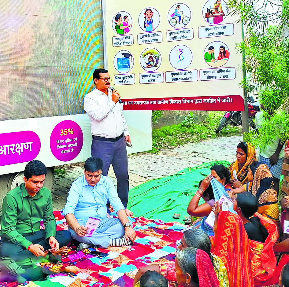 महिला संवाद जागरूकता वाहन को हरी झंडी दिखाकर किया गया रवाना