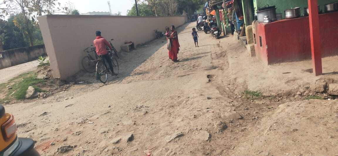 शिलान्यास के बाद भी सड़क निर्माण कार्य अधूरा