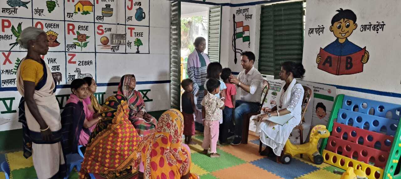 मोगलाबांध में 50 बच्चों की गयी स्वास्थ्य जांच