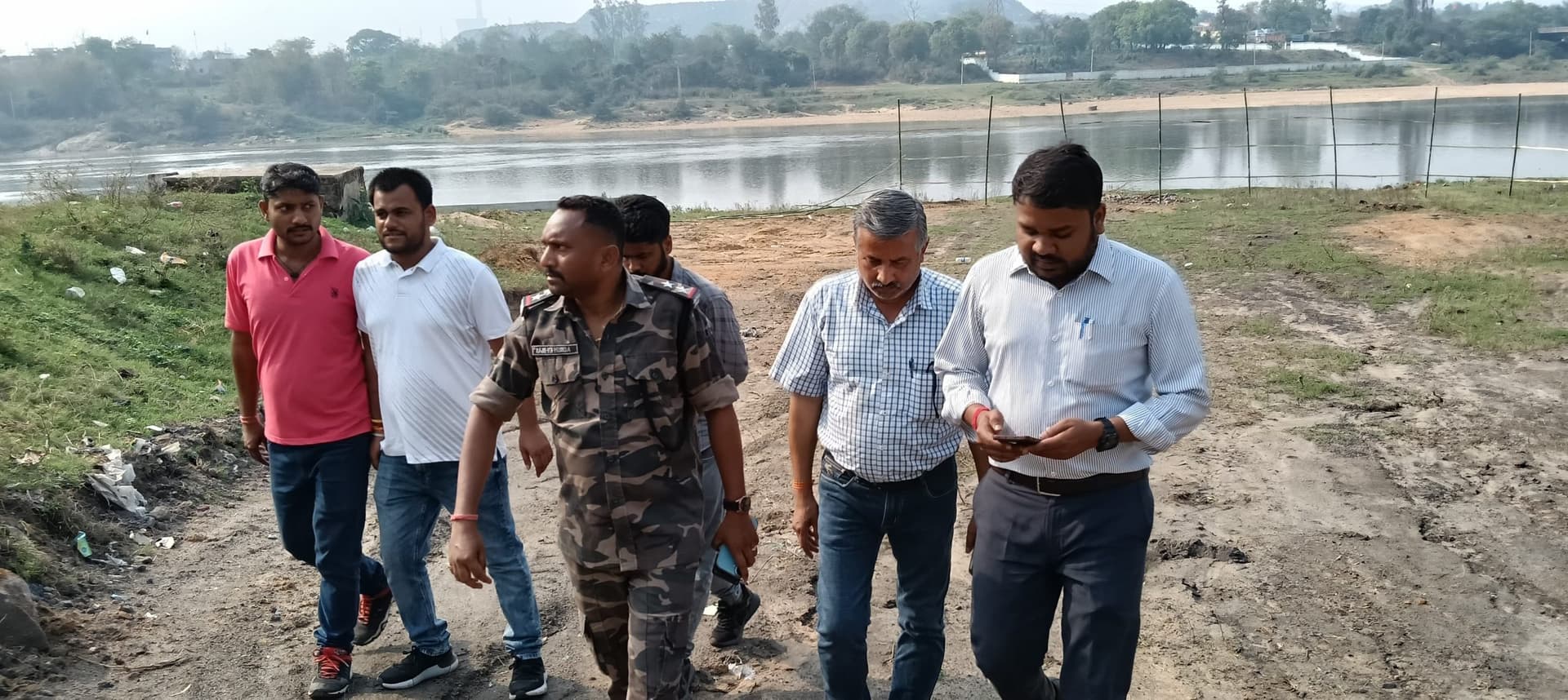 Bokaro News: दामोदर नदी के पास बन रहे बालू स्टॉक का विरोध पर पहुंचे खनन निरीक्षक व थाना प्रभारी