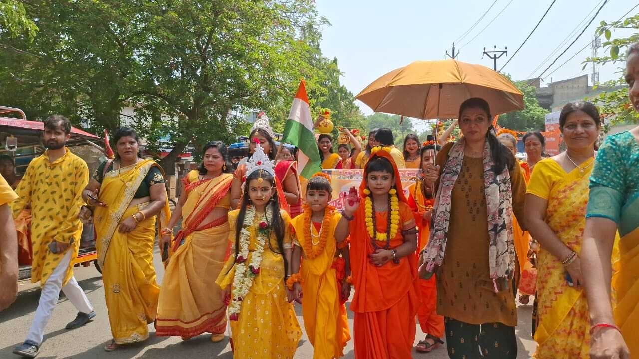 कलश यात्रा के साथ 51 कुंडीय शक्ति संवर्धन गायत्री महायज्ञ शुरू