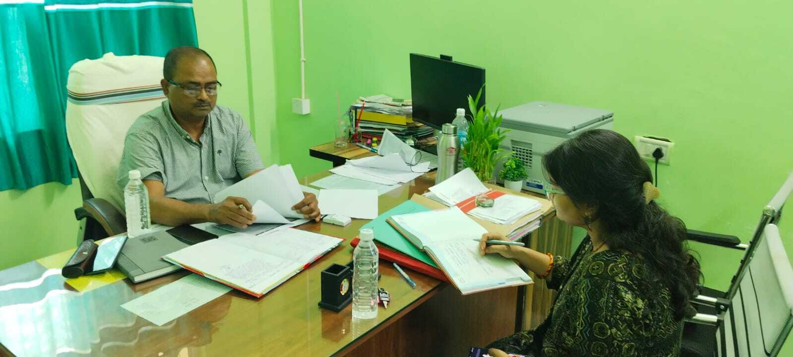 एडीएम ने धोरैया अंचल कार्यालय पहुंच राजस्व कर्मचारियों के साथ की बैठक