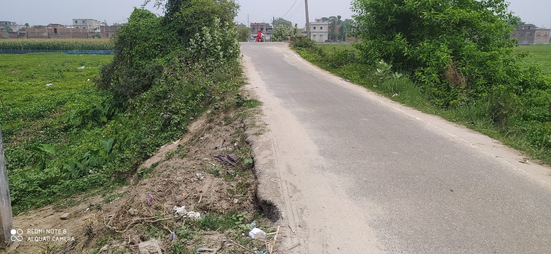 सड़क पर रेनकट दे रहा दुर्घटना को आमंत्रण