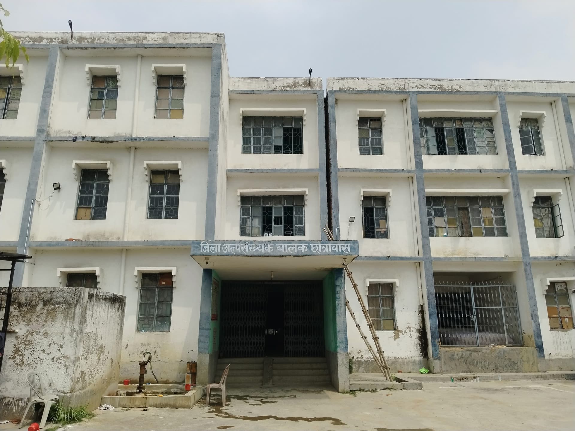 अल्पसंख्यक छात्रावास में रहने वाले छात्रों को नहीं मिल रहा है अनाज
