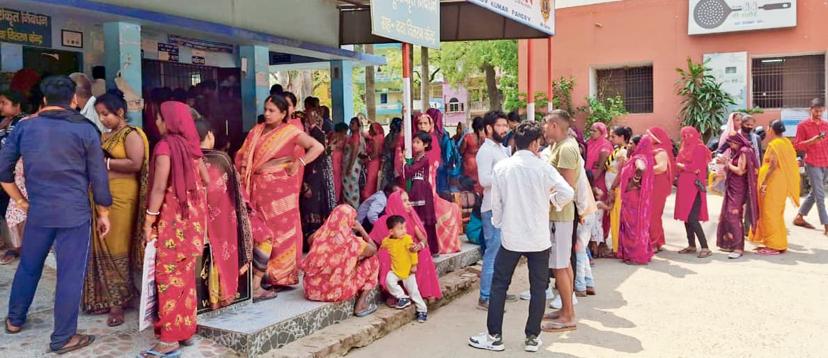 Saran News : गर्मी के कारण अस्पतालों में बढ़ी मरीजों की भीड़