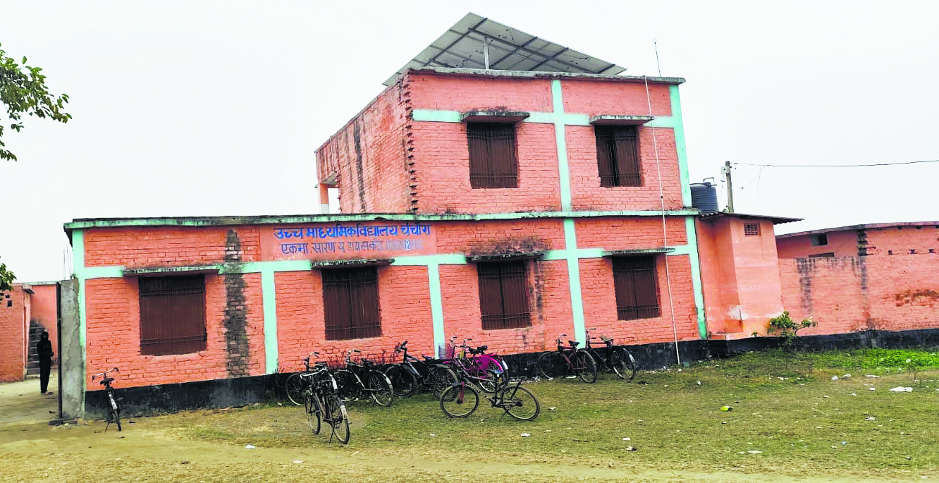 Saran News : माधोपुर-चनचौरा हाइस्कूल के नवनिर्माण पर लगा ग्रहण