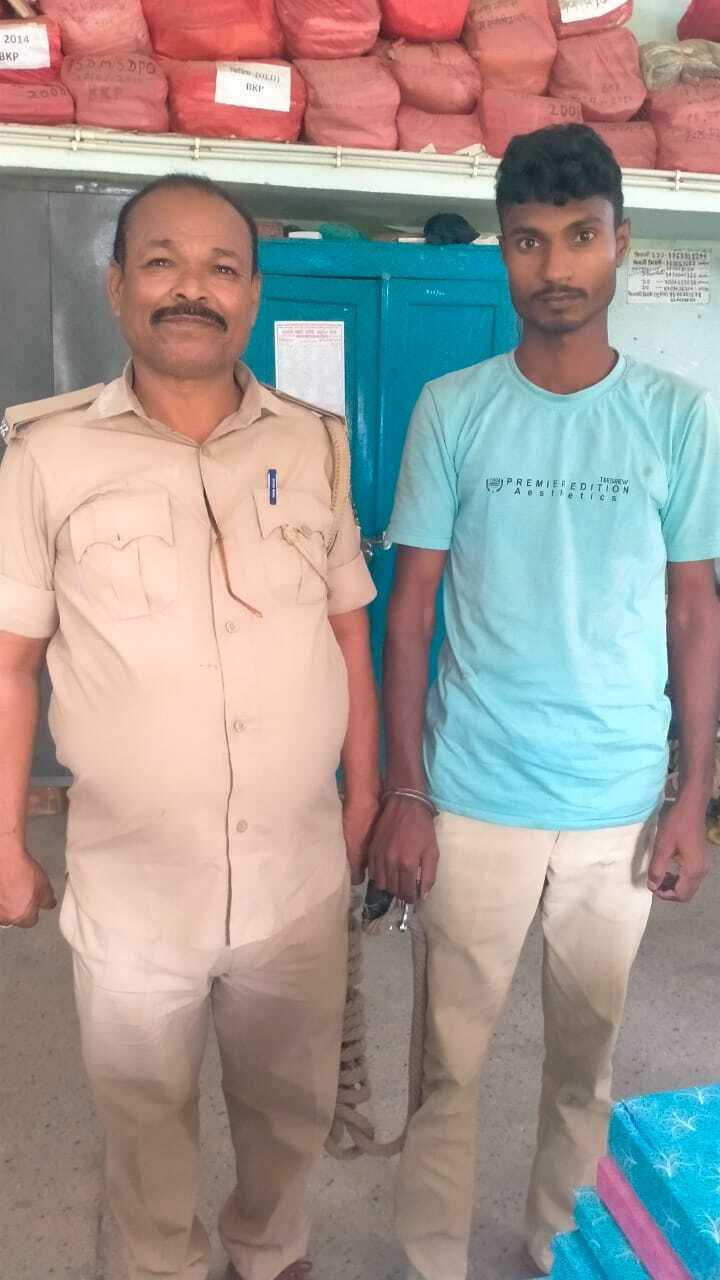 वाहन जांच के दौरान मां-बेटा ने महिला पुलिस पदाधिकारी के साथ की मारपीट, पुत्र गिरफ्तार