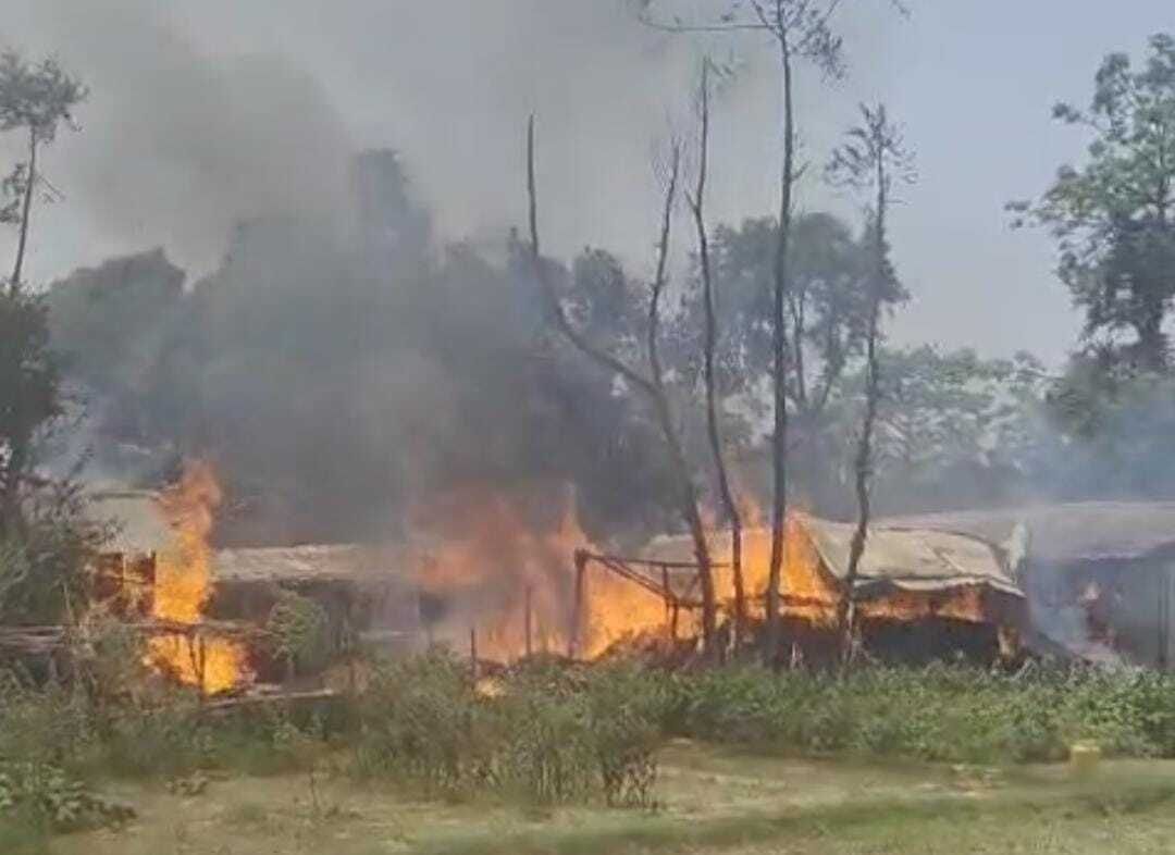 बिजली की शॉर्ट सर्किट से लगी आग से 6 परिवार का घर जलकर खाक