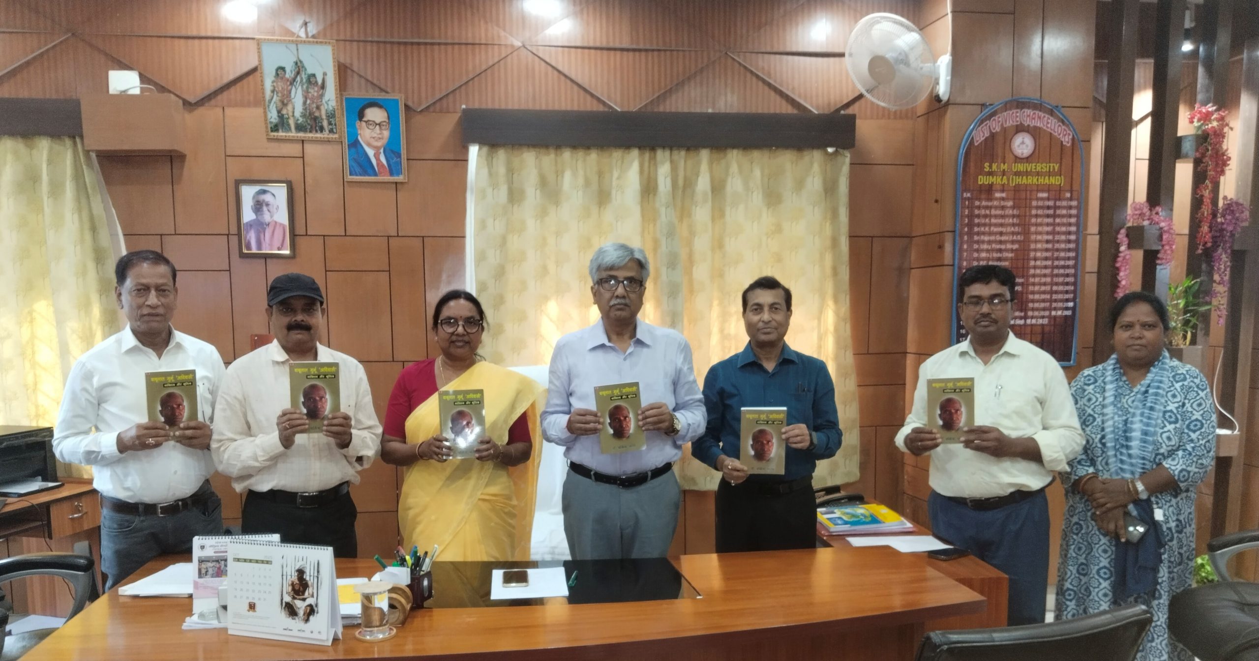 वीसी ने किया बाबूलाल मुर्मू ””आदिवासी”” पर लिखी गयी पुस्तक का विमोचन