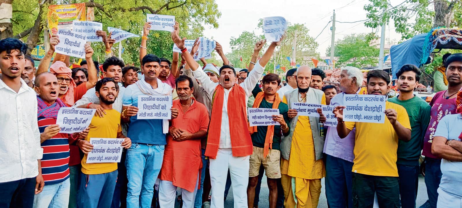 आक्रोश मार्च निकाल, पाकिस्तान मुर्दाबाद के नारों से गूंजा कोरानसराय चौक