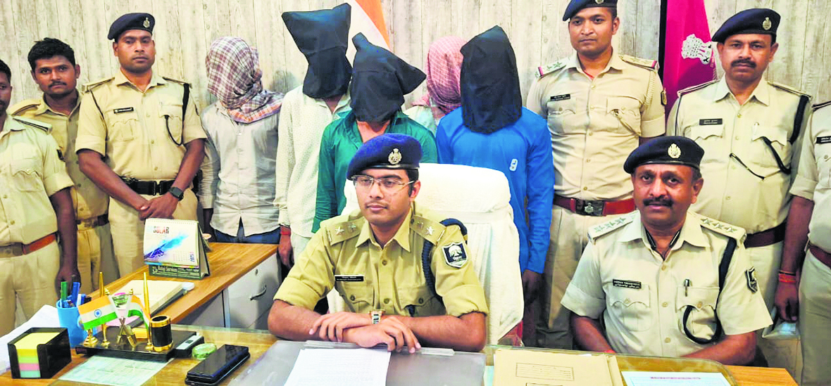 Chhapra News : लूट की योजना बना रहे चार बदमाश हथियार के साथ गिरफ्तार