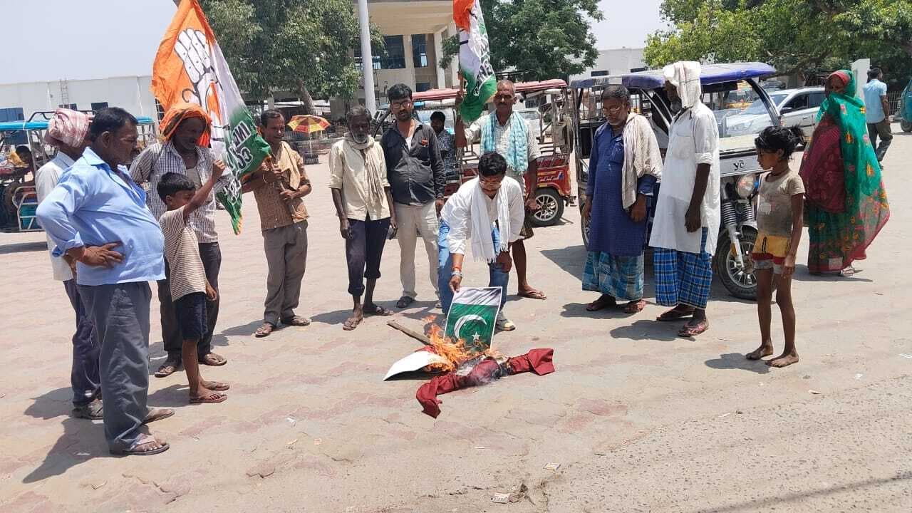 पाकिस्तान के प्रधानमंत्री का किया पुतला दहन