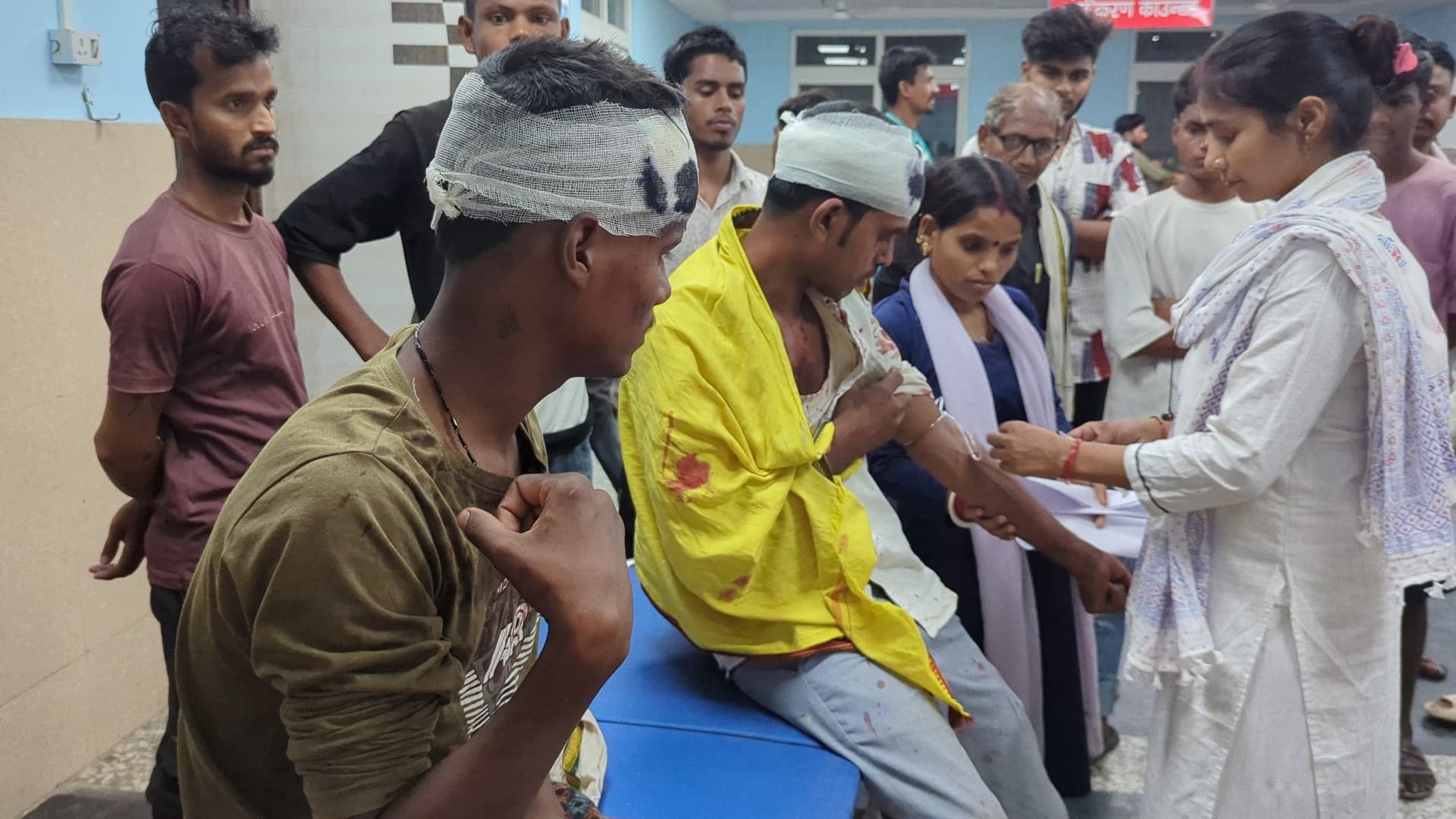 लड़की भगाने का विरोध करने पर चाचा-भतीजा समेत तीन को पीटा