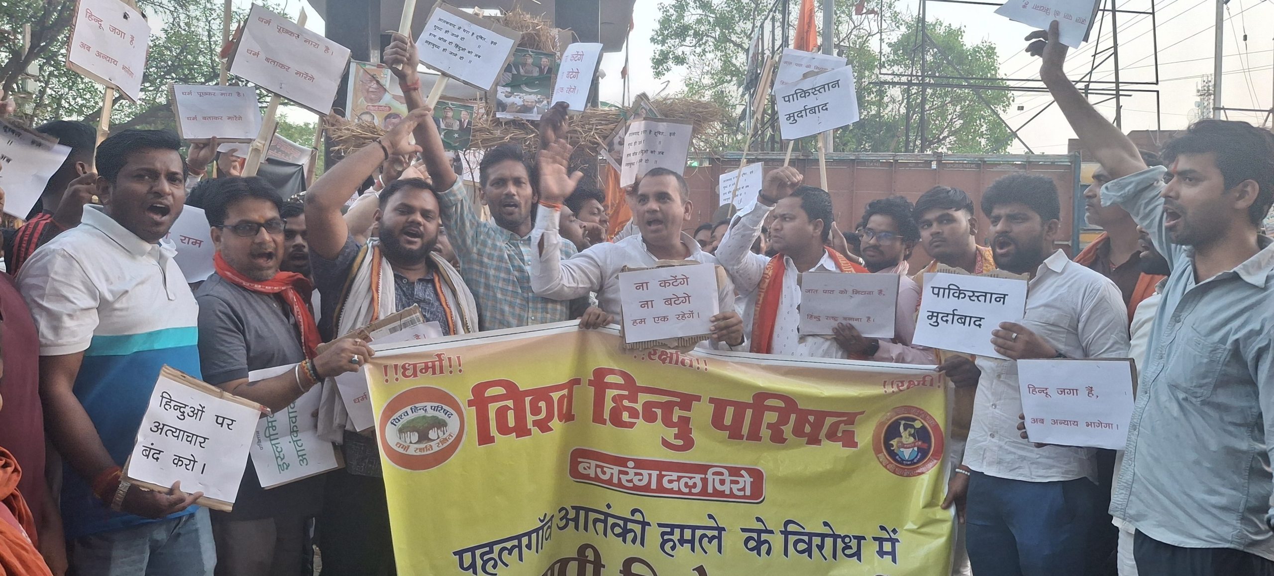 पहलगाम में आतंकियों की कायराना कार्रवाई के खिलाफ निकाला गया कैंडल मार्च