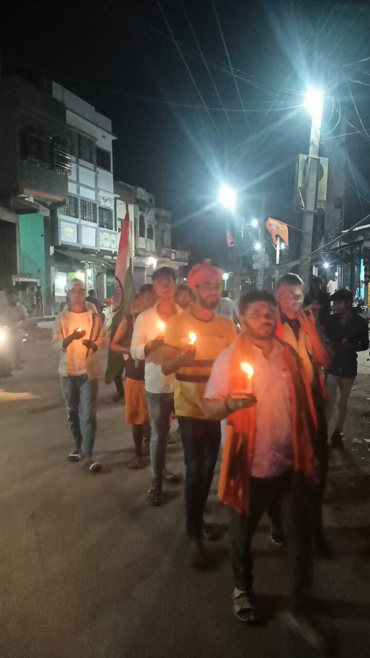 पहलगाम में आतंकी हमले के विरोध में लोगों ने निकाला कैडल मार्च