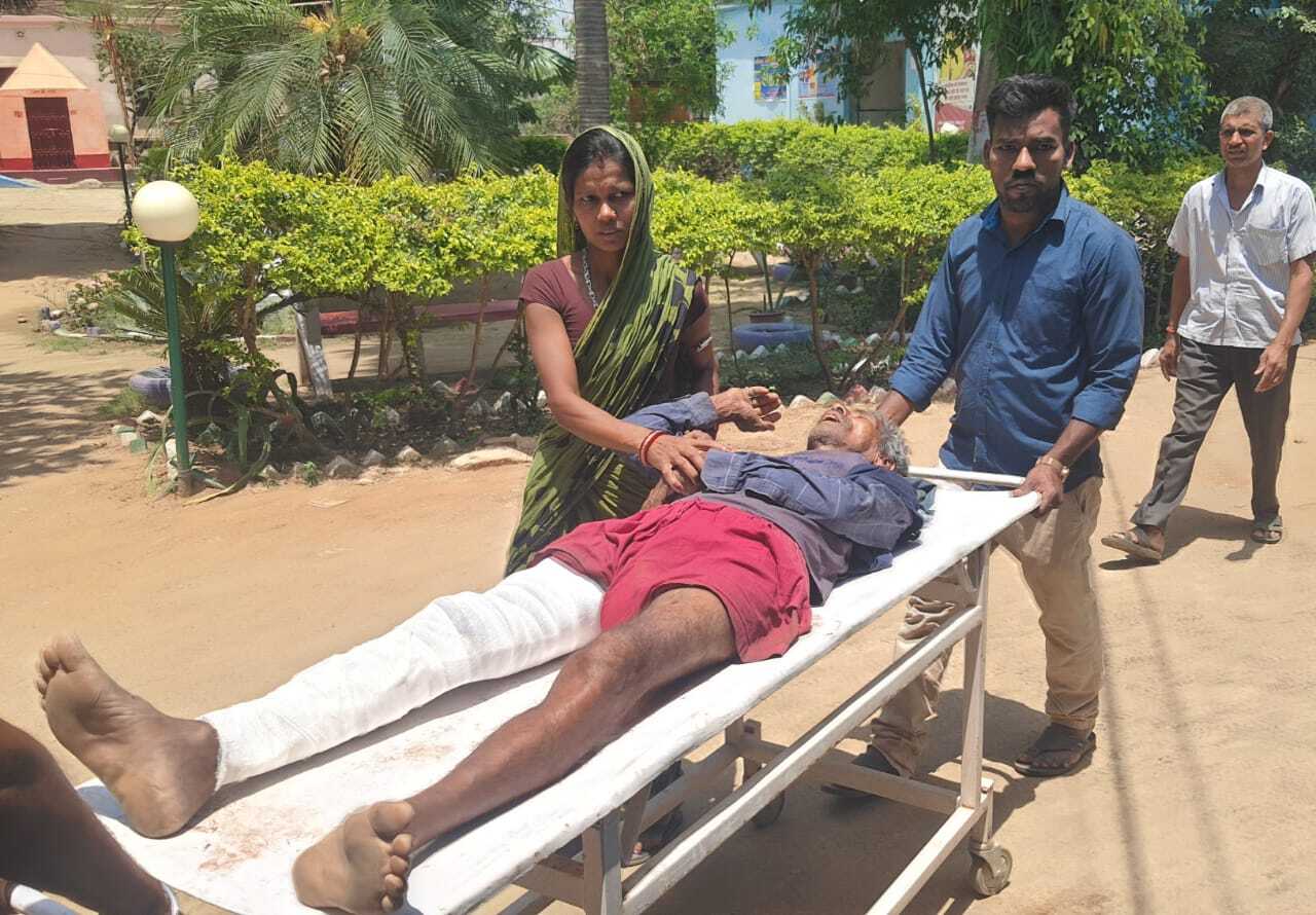 स्कूल वैन की टक्कर से बाइक चालक का टूटा पैर, देवघर रेफर