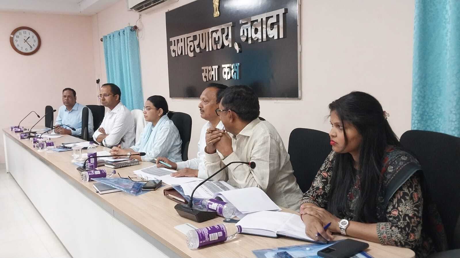 स्कूली बच्चों के लिए उत्तम माहौल बनाने पर दें जोर : डीएम