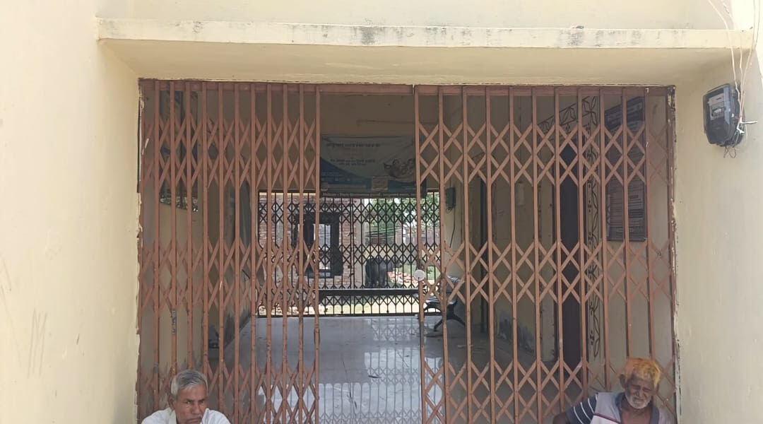 निर्धारित समय आठ बजे के बजाय 10:20 में खुला अस्पताल का ताला