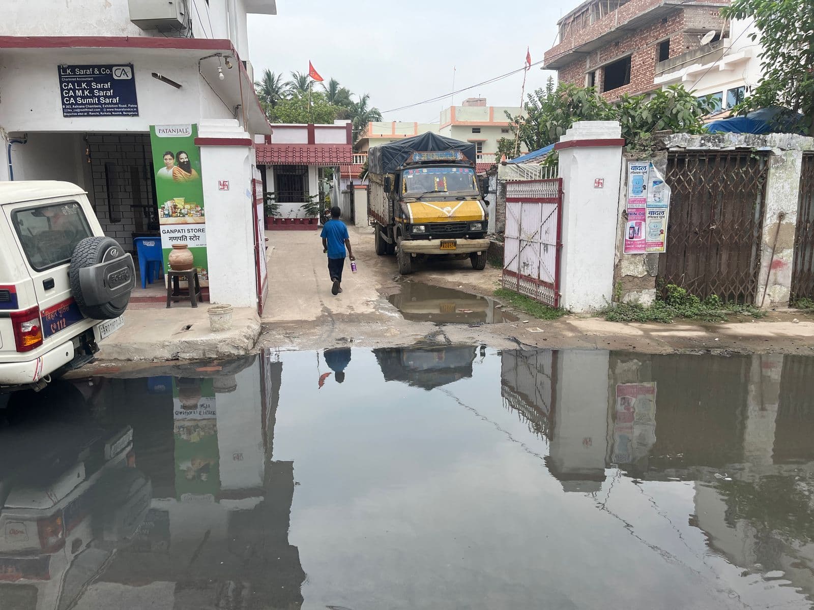 नाले के गंदे पानी से घिरा मधेपुरा का एक अणे मार्ग, प्रवेश हुआ बाधित