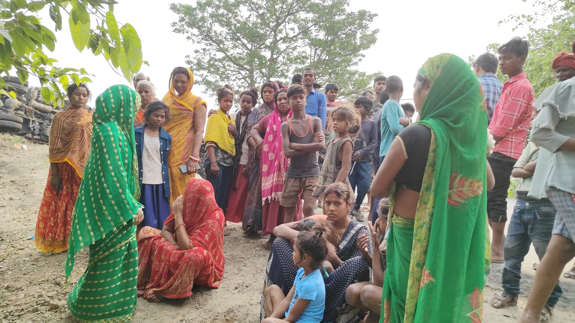 चौथम में बालू लोड अनियंत्रित ट्रक ने दंपत्ती को रौंदा, मौत
