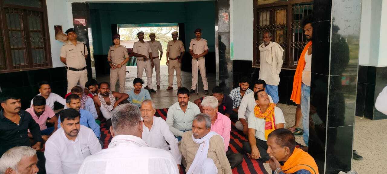 चौरा हॉल्ट पर ट्रेनों की ठहराव की मांग को लेकर दिया धरना