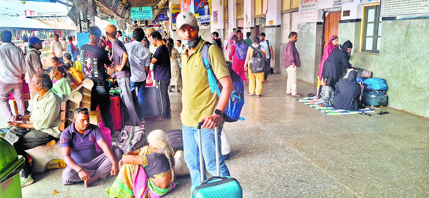Saran News : कई ट्रेनों के विलंब होने से यात्री हुए परेशान