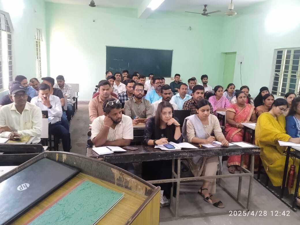 विवि अर्थशास्त्र विभाग में शोधार्थियों के लिए शोध पर व्याख्यान आयोजित