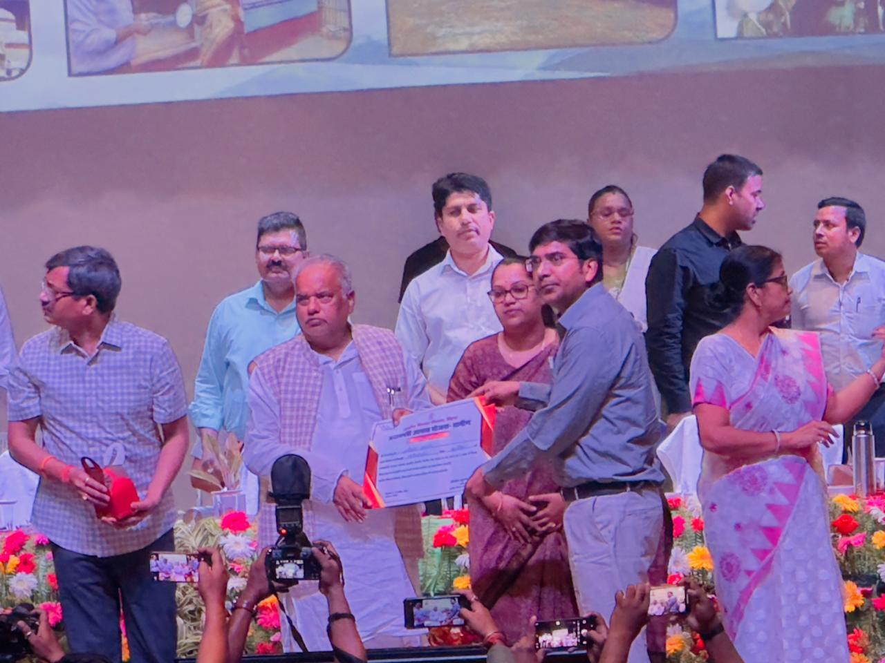 प्रखंड को प्रधानमंत्री आवास योजना में उत्कृष्ट प्रदर्शन के लिए मिला सम्मान