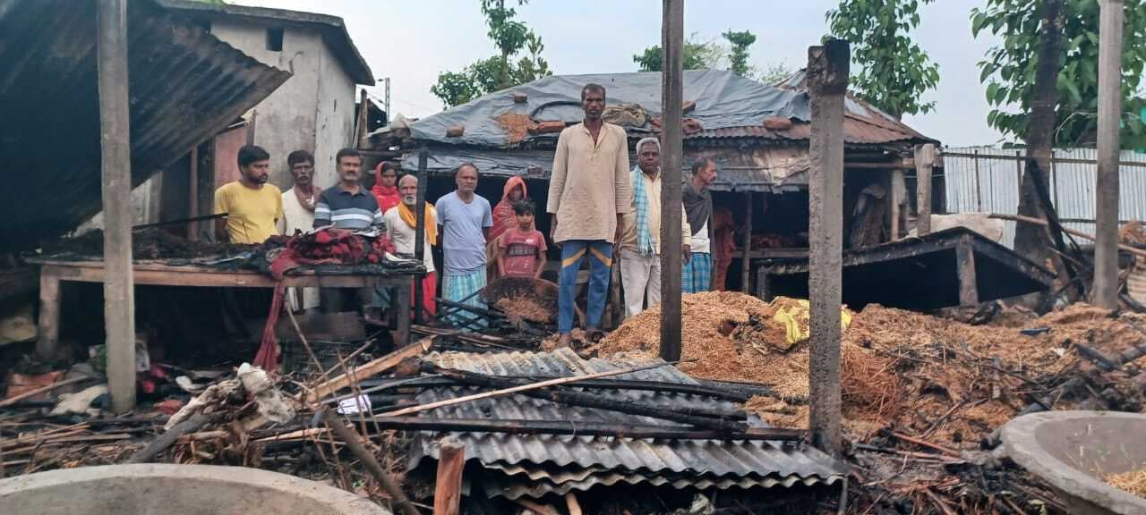 चूल्हे की चिंगारी से लगी आग से दिन परिवार का तीन घर सहित हजारों की संपत्ति खाक